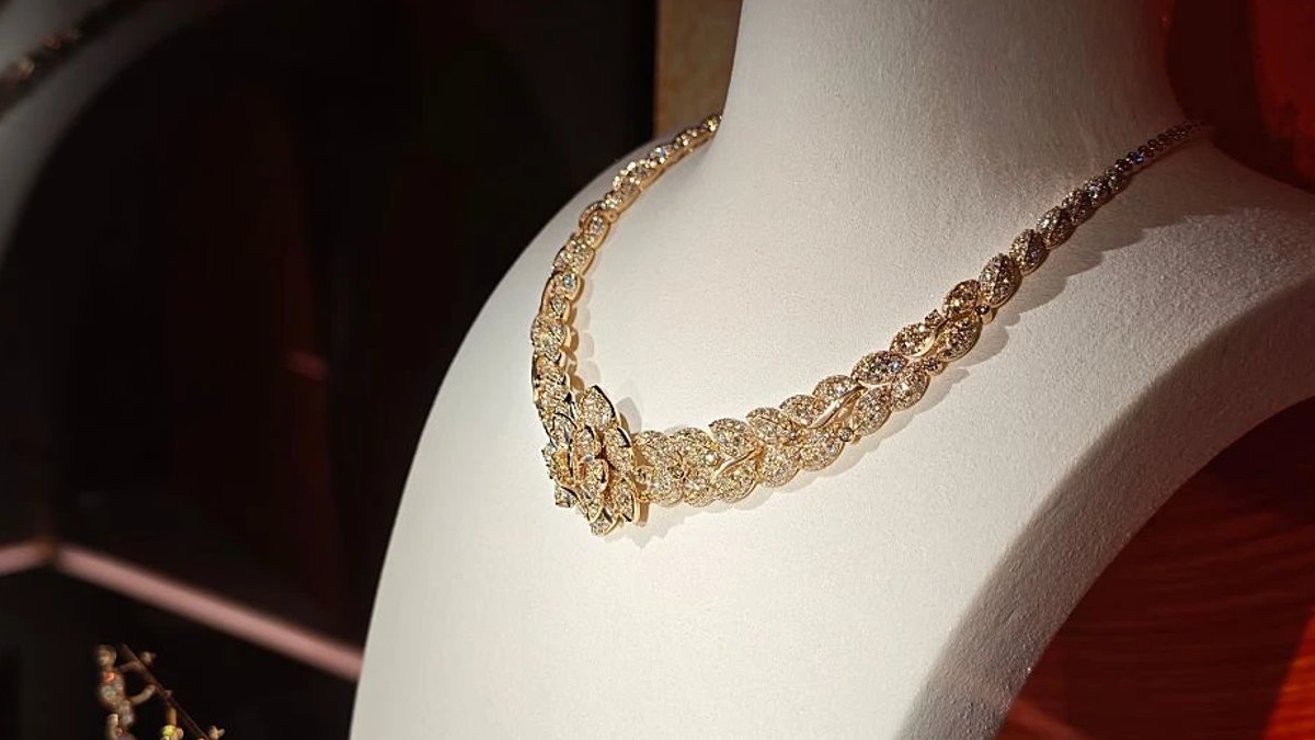 Richemont and Signet may join De Beers bid - de beers