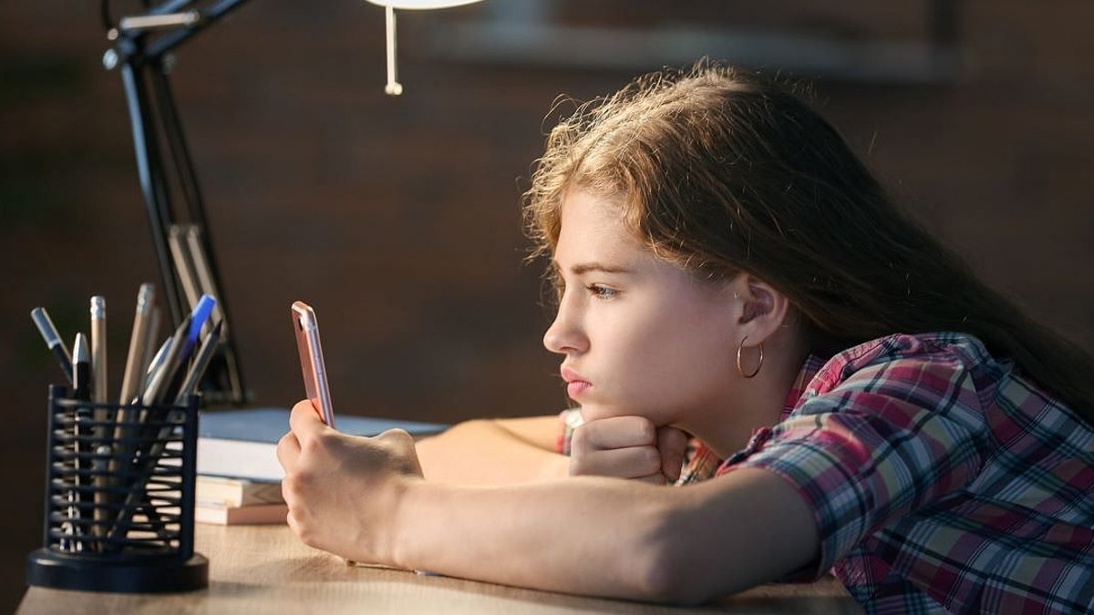 Smartphone use hurts teens sleep patterns - smartphone use