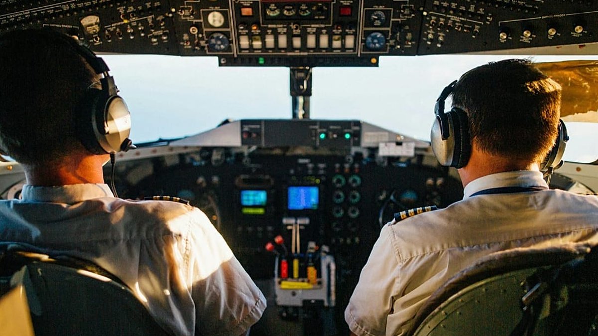 Half of pilots admit flying while exhausted despite reporting fears Half of pilots admit flying while exhausted despite reporting fears - pilots fly exhausted