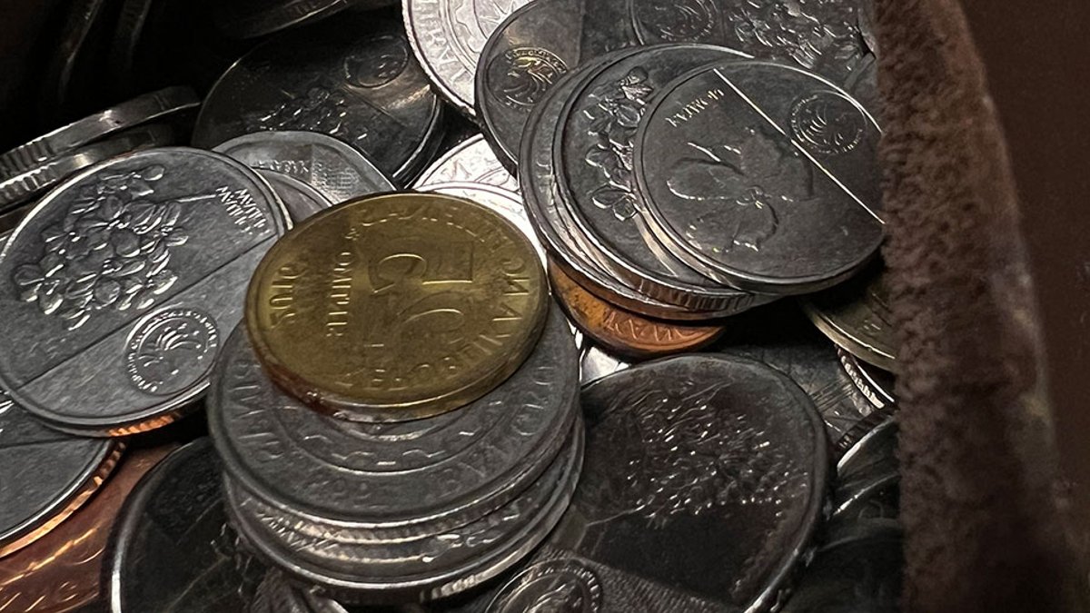 Philippines central bank confronts peso slump - peso slump