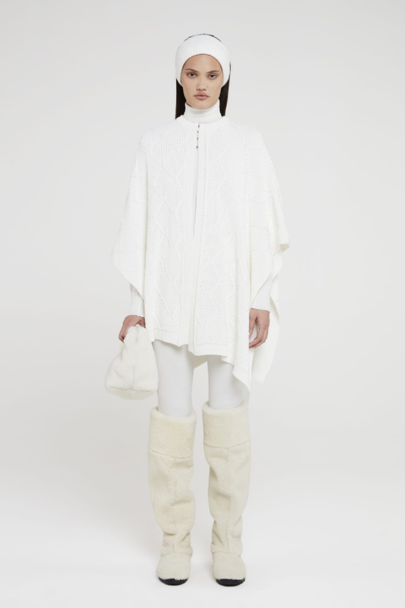 Poncho de Tricot Off White · Andrea Bogosian · B.
