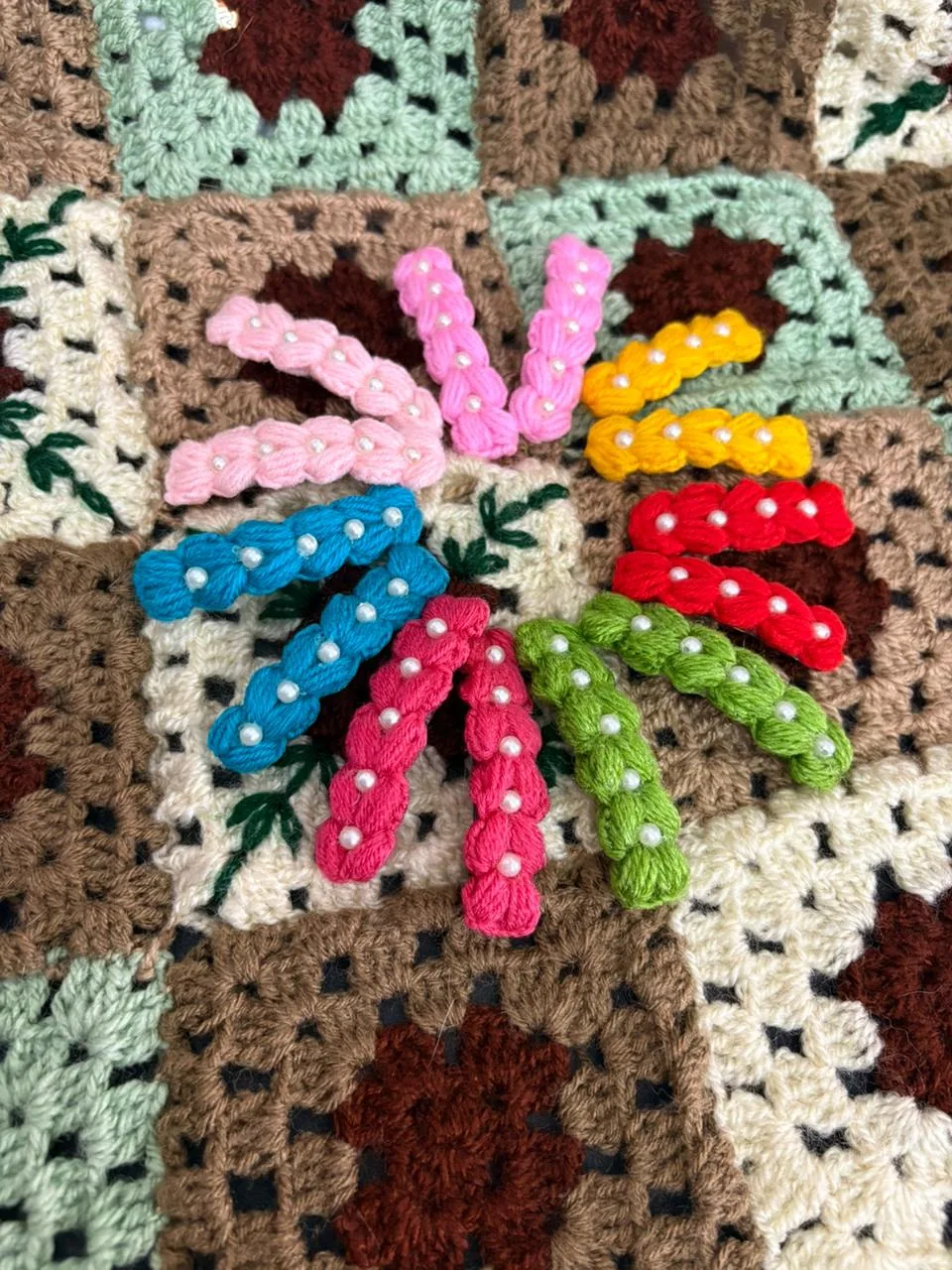 Pearlé Twist Clutché