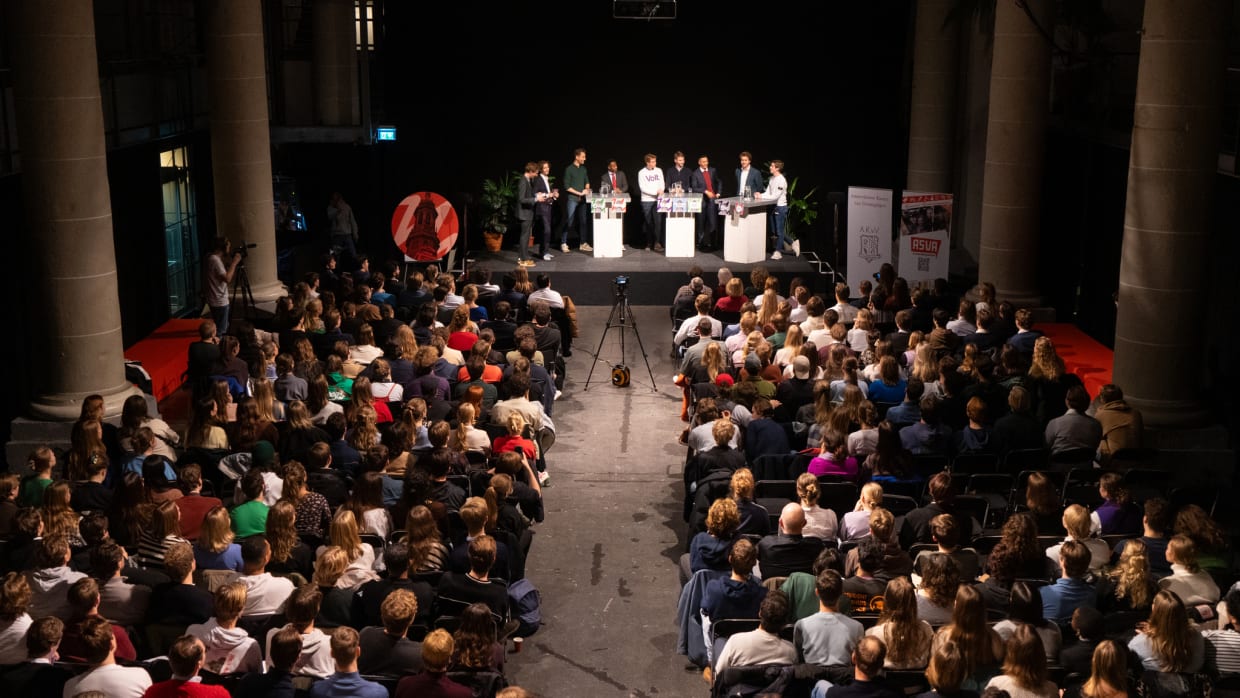 Weinig politieke diversiteit in studentendebat over verkiezingen met zeven jongemannen