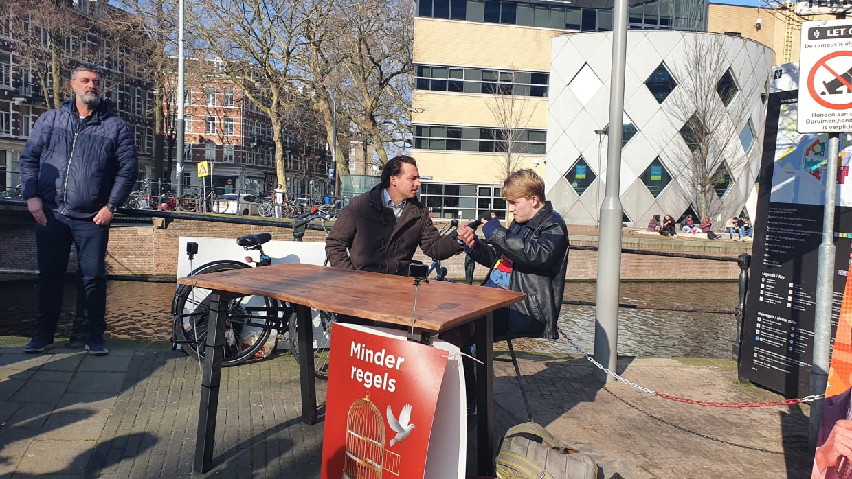 FvD-leider Thierry Baudet onverwachts in debat met UvA-studenten
