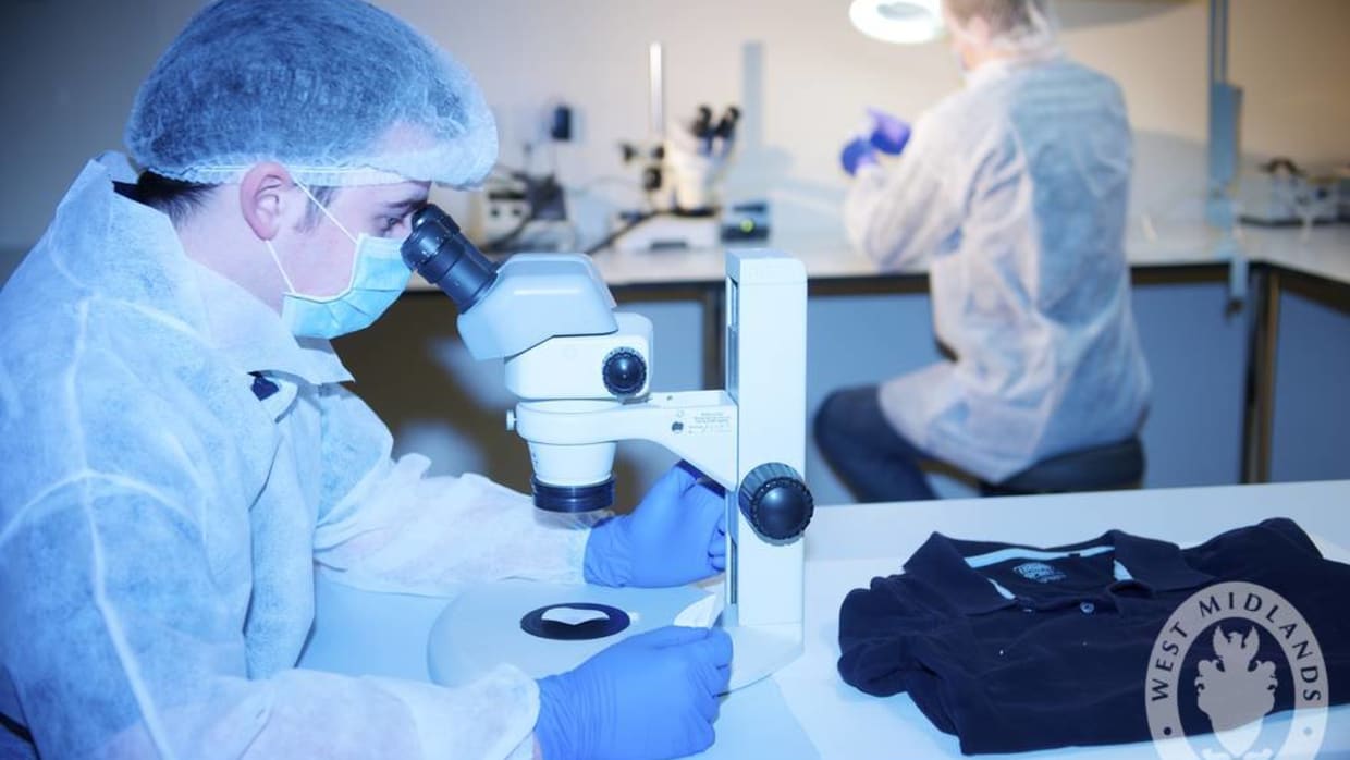 UvA’er schrijft eerste lesboek met ‘real cases’ van forensisch