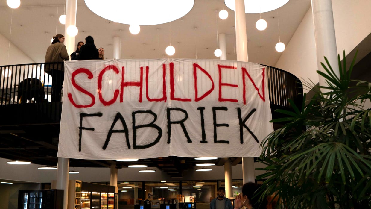 Studenten houden sit-in op UvA tegen kabinetsplannen voor studiefinanciering 