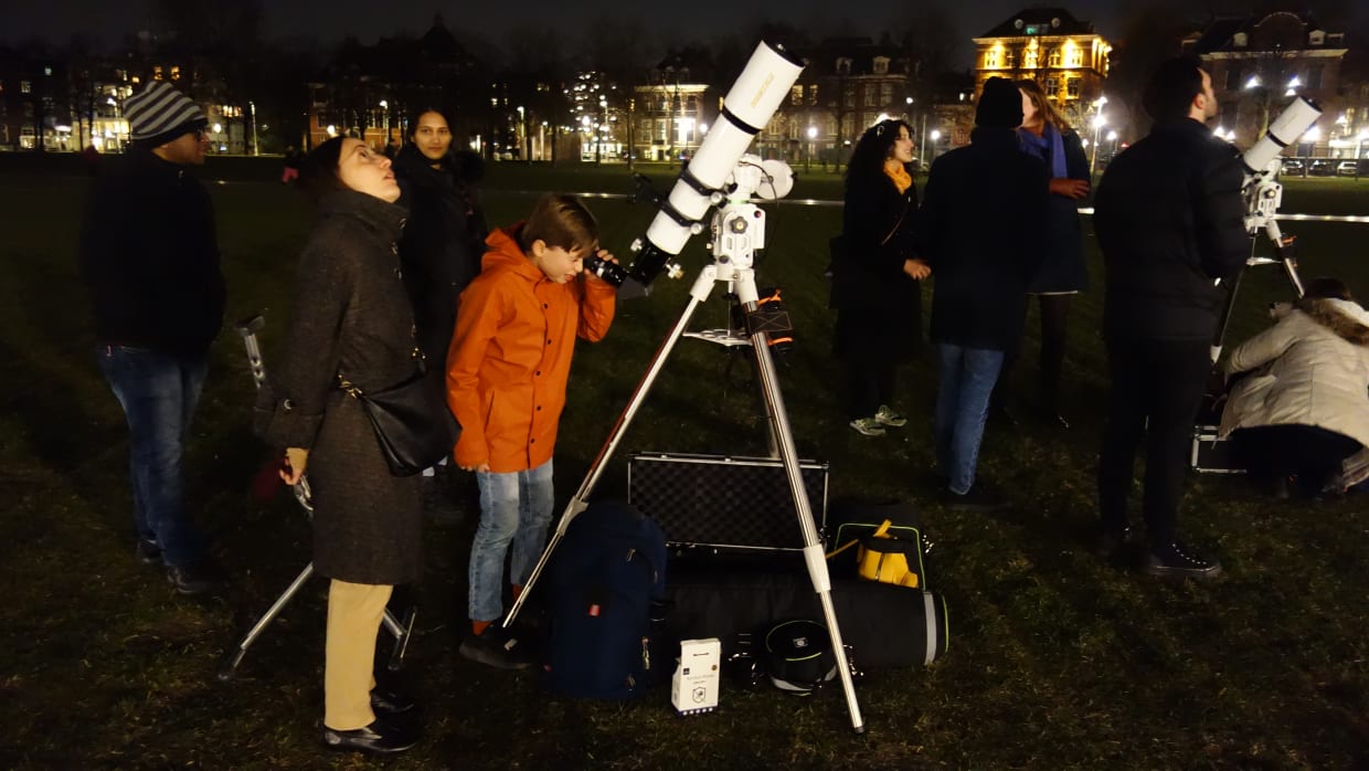 Sterren kijken met Anton Pannekoek Instituut op Museumplein: &lsquo;Lijkt wel 3D&rsquo;