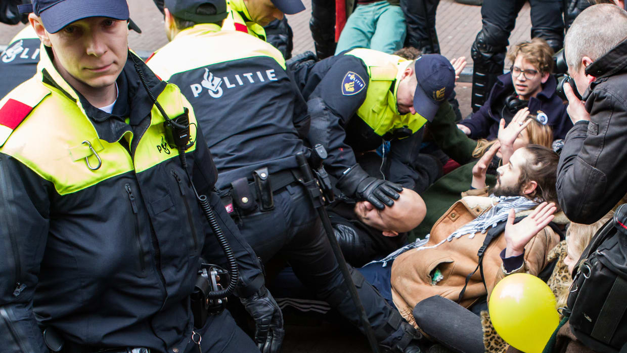 Promovendus: &lsquo;De samenleving is vaak hard in de beoordeling van politieoptreden&rsquo;