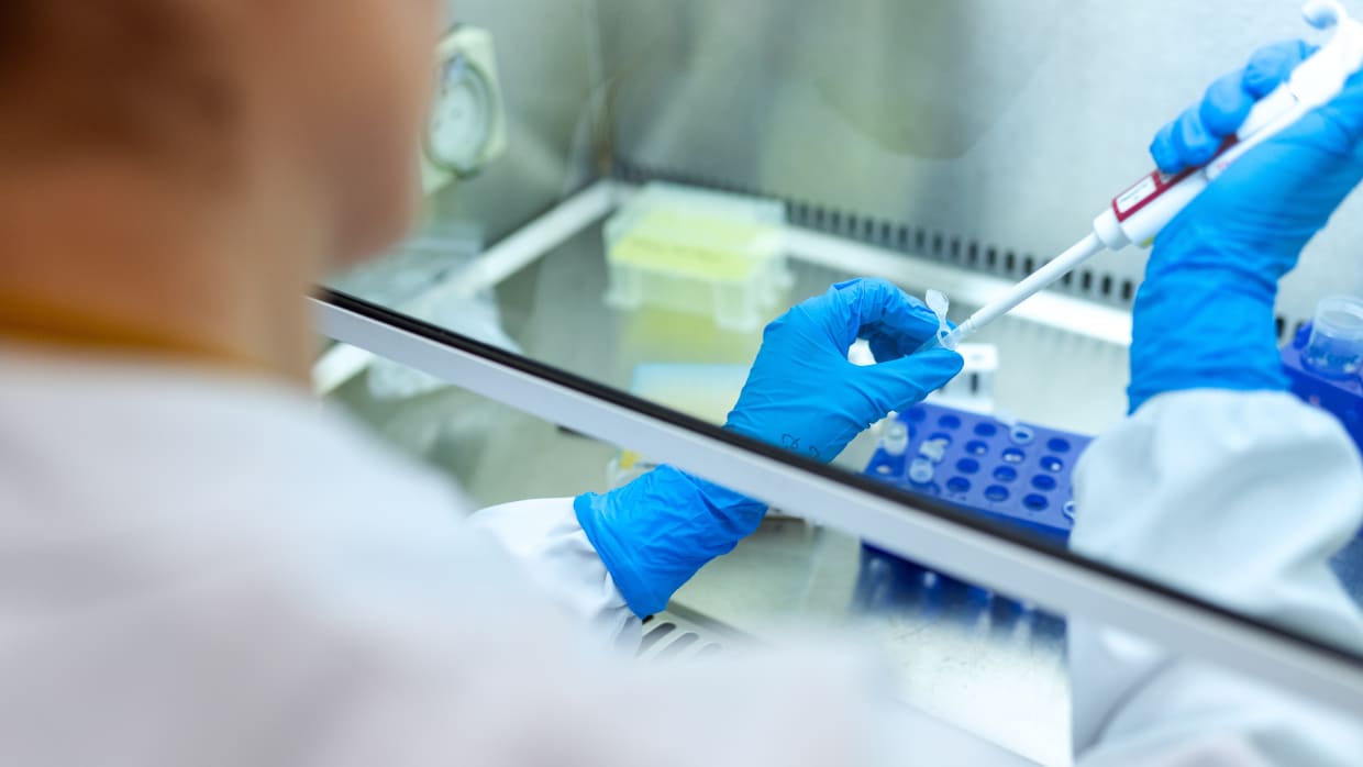 UvA’er ontdekt waarom sommige coronapatiënten zieker worden dan andere