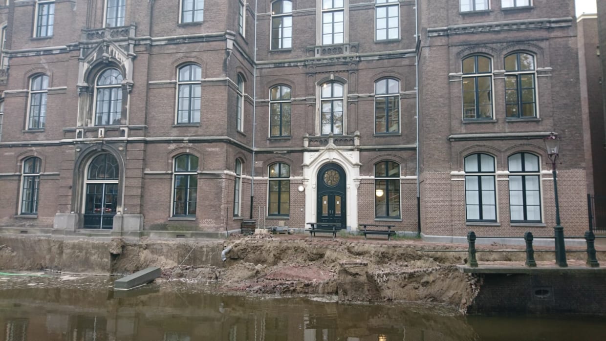 Update | Kade bij UvA-gebouw in centrum deels ingestort
