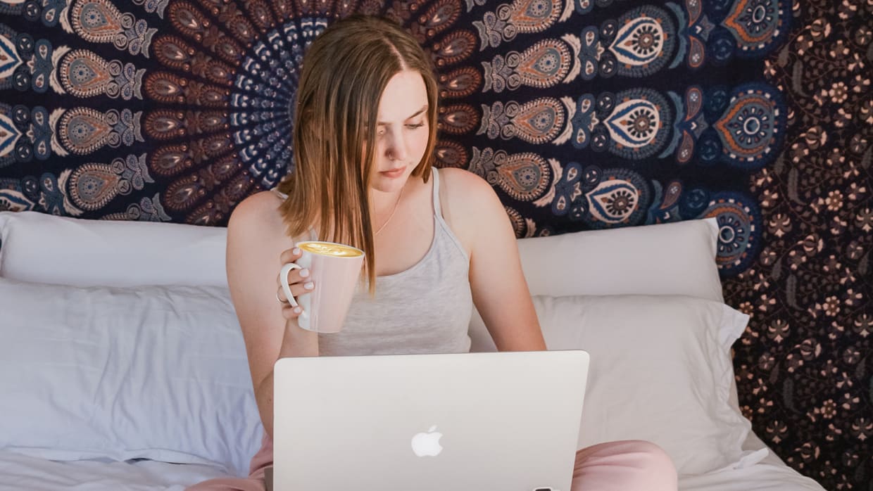 &lsquo;Pyjama uit en make-up op, ook bij een online college&rsquo;