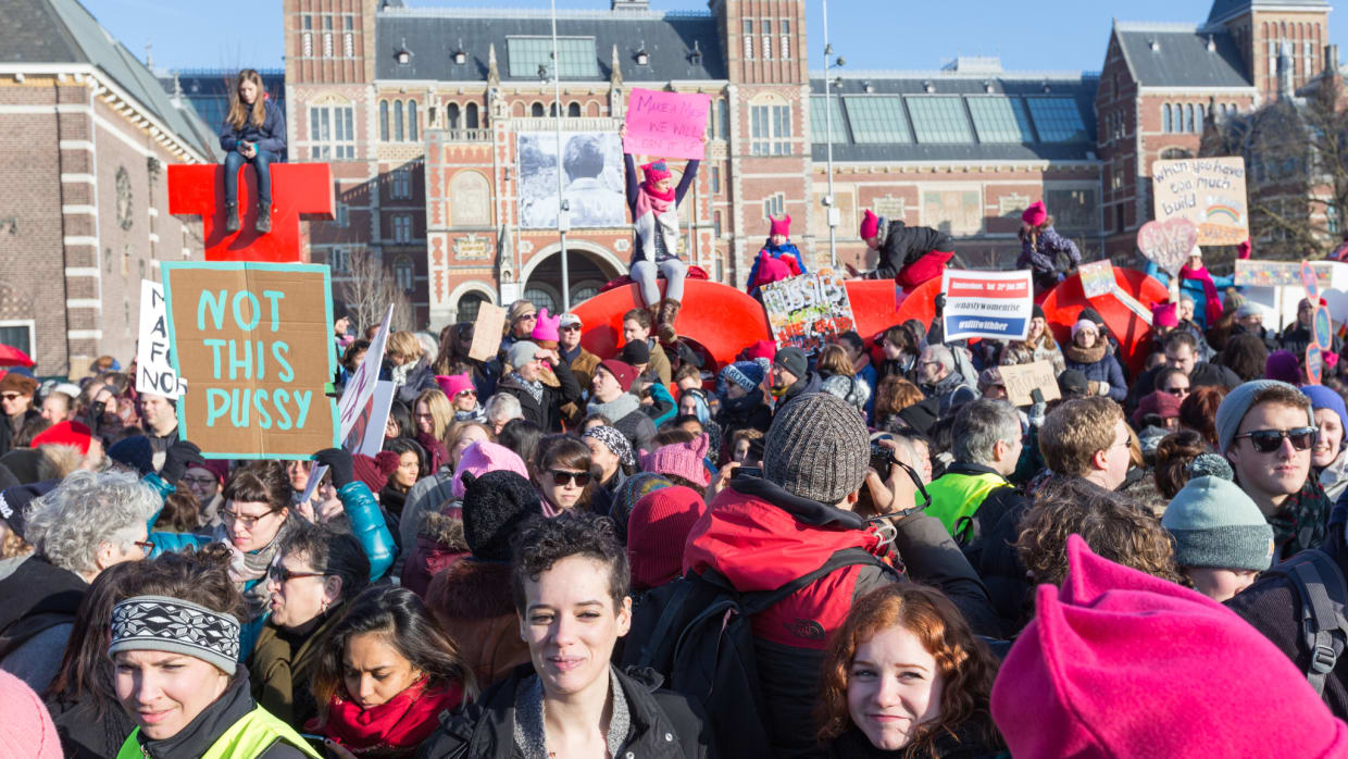 Tijdens de Women&rsquo;s March klinkt het Chileense strijdlied van deze UvA&rsquo;ers