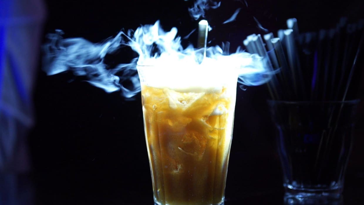 Snaartheoreticus probeert met wetenschappers en cocktails complottheorie&euml;n tegen te gaan