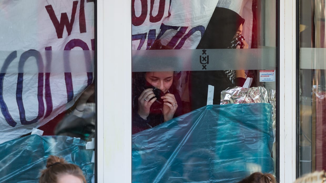 ‘P.C. Hoofthuis-bezetter schopte en beet agent’