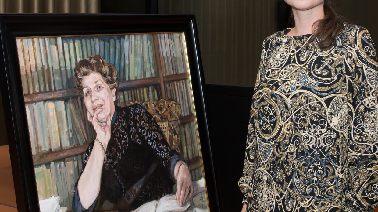 Eerste portret van vrouwelijke hoogleraar in faculteitskamer rechtenfaculteit