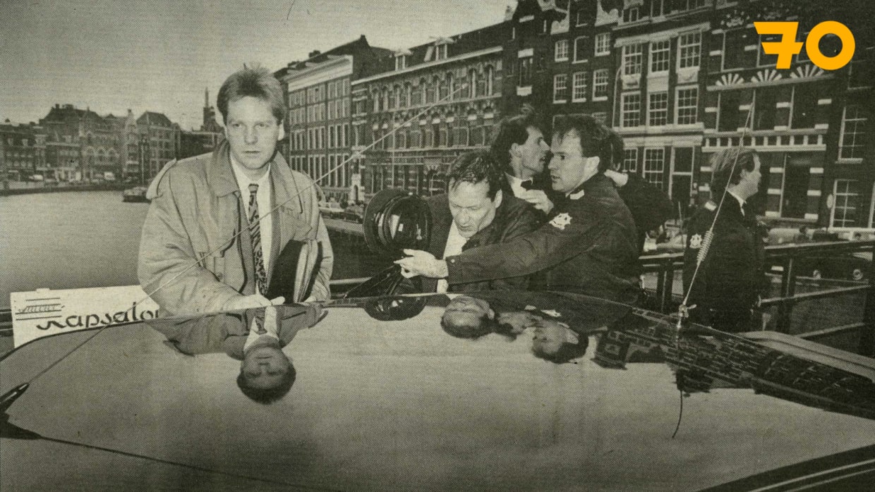 Folia 70: UvA-studenten bekogelen en schoppen de minister van Onderwijs