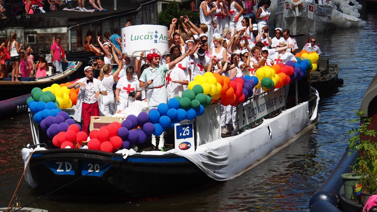 Amsterdam UMC vaart voor het eerst mee in botenparade Pride