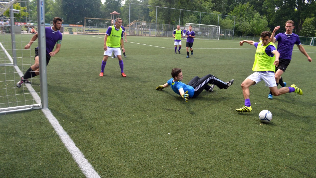 Natuurkundigen zijn beste voetballers van de UvA op Roeterseilandtoernooi