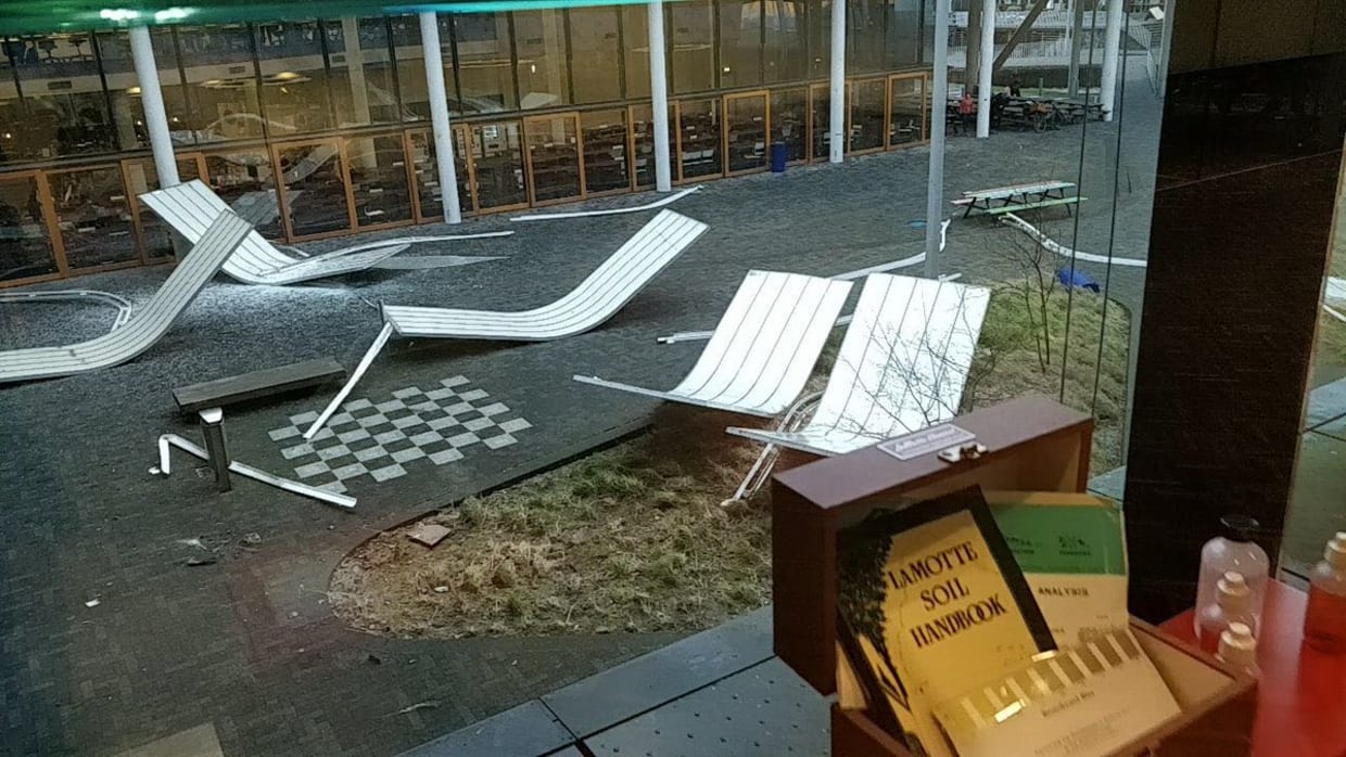 Lees terug | Dak van Science Park afgewaaid, geen gewonden