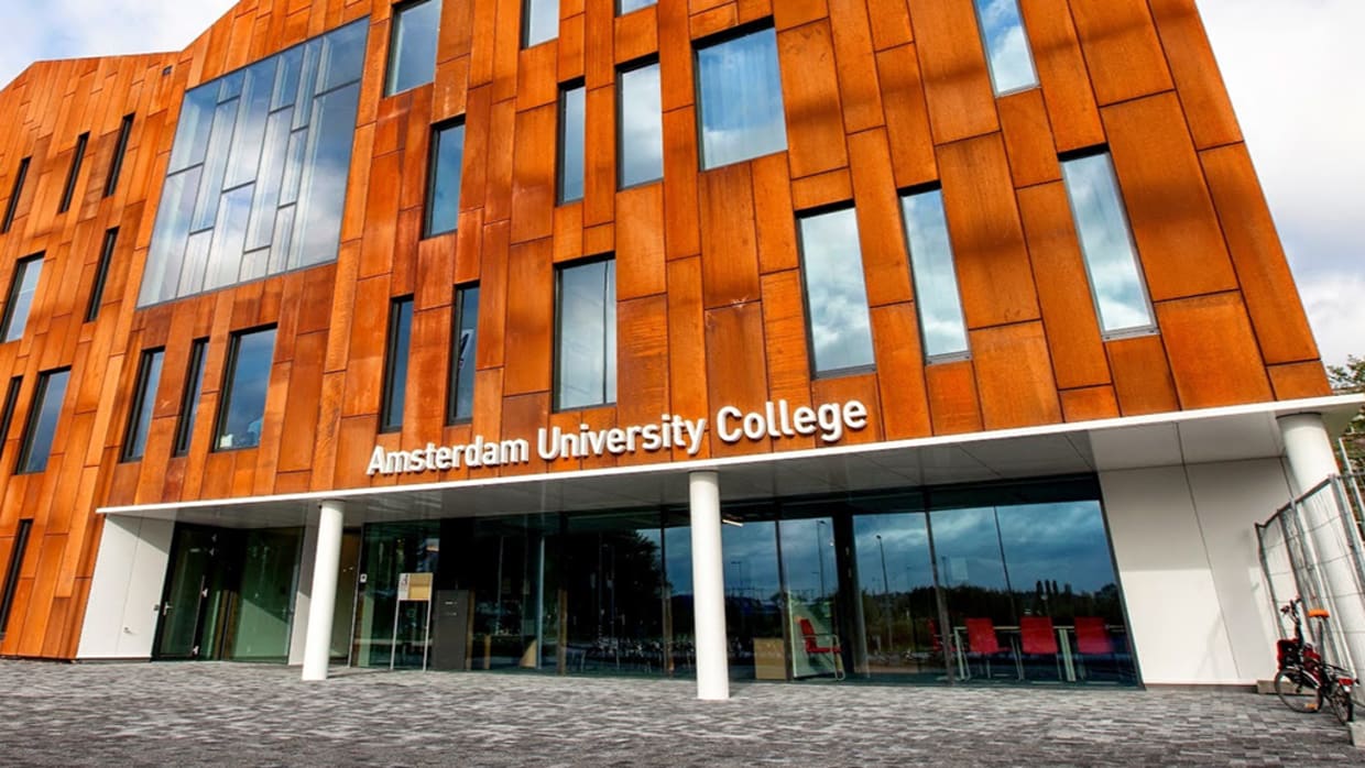 Het hoofdgebouw van het AUC op Science Park.