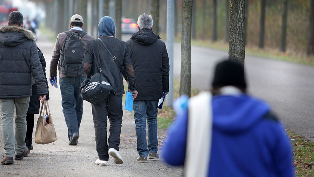 Asielzoekers rond het asielzoekerscentrum in Ter Apel.