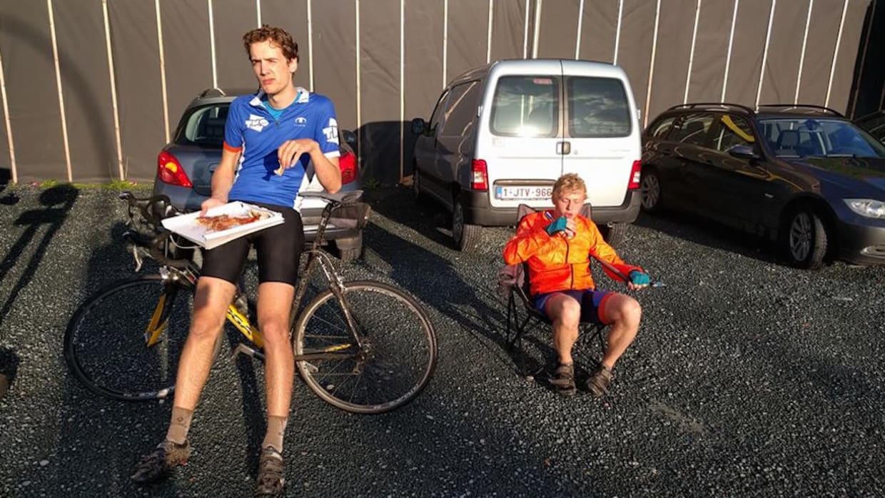 Studenten fietsen in &eacute;&eacute;n keer 496 kilometer naar Parijs