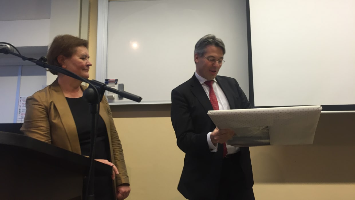 Louter positieve woorden bij feestelijk afscheid decaan Du Perron  