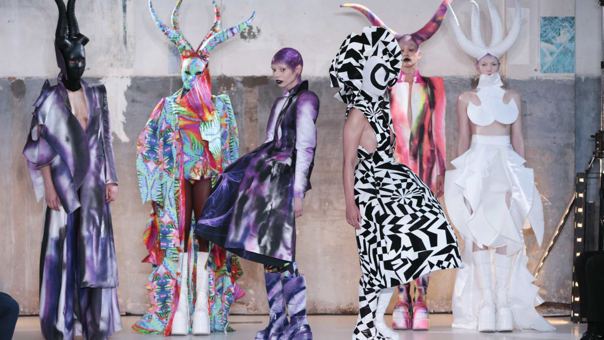 Psychedelische trance, speelgoed voor volwassenen en hoofddoekjes bij AMFI Transit