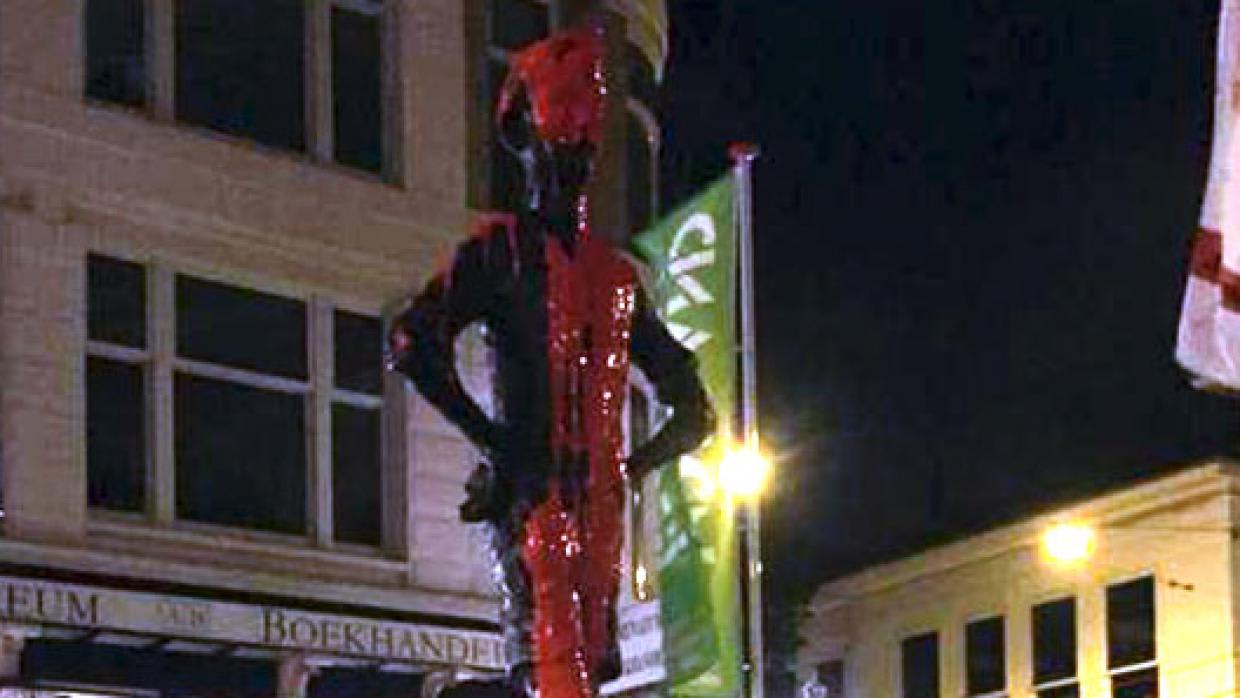 Het Lieverdje besmeurd met rode smurrie