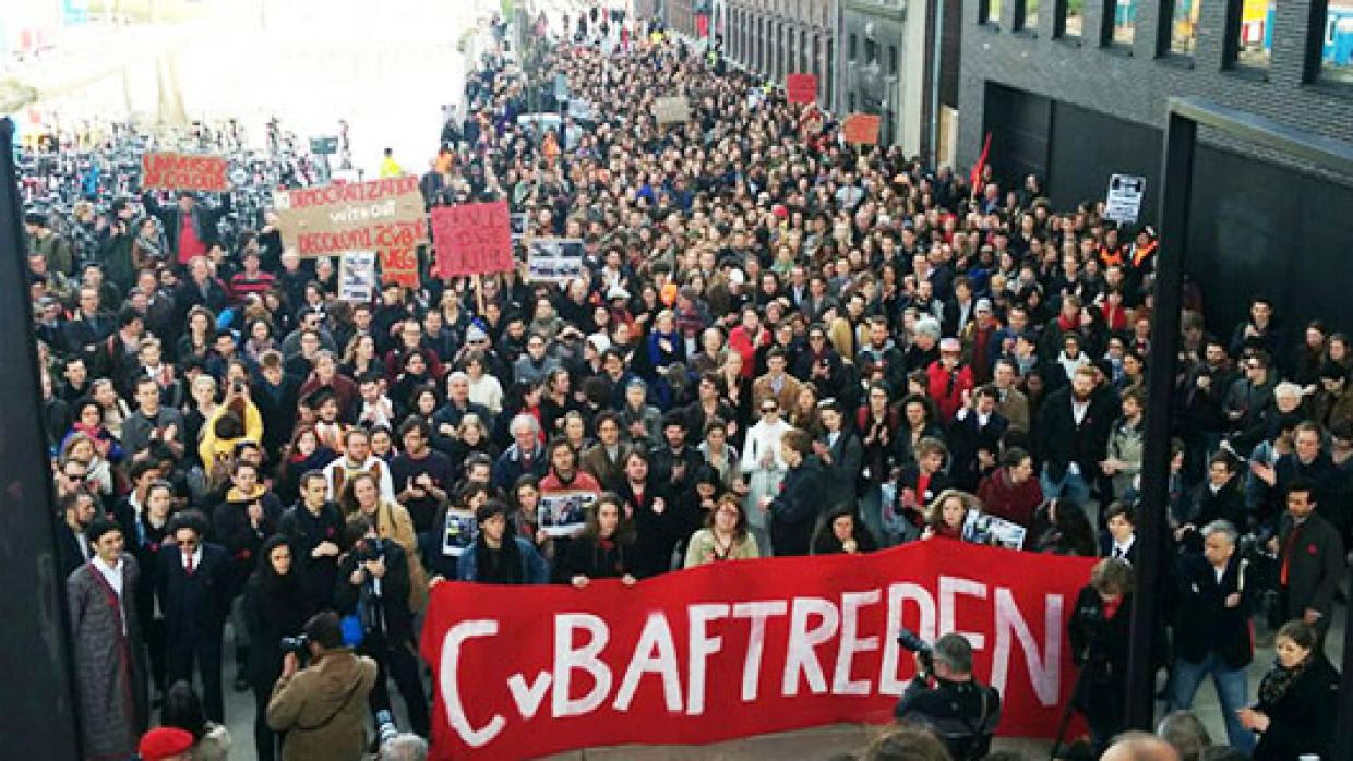 Kritiek op CvB groeit; weer honderden demonstranten