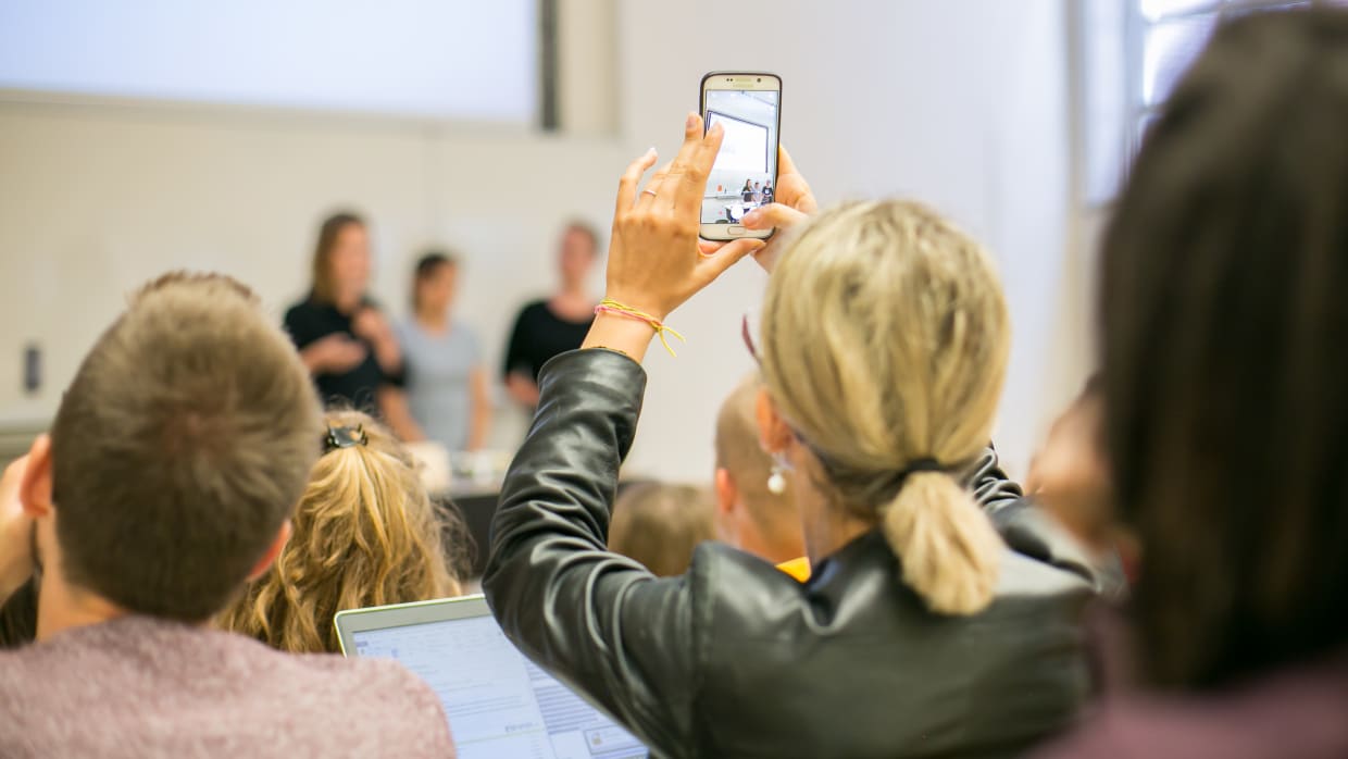 Smartphoneverbod op universiteit een goed idee? &lsquo;Verantwoordelijkheid ligt bij studenten&rsquo;