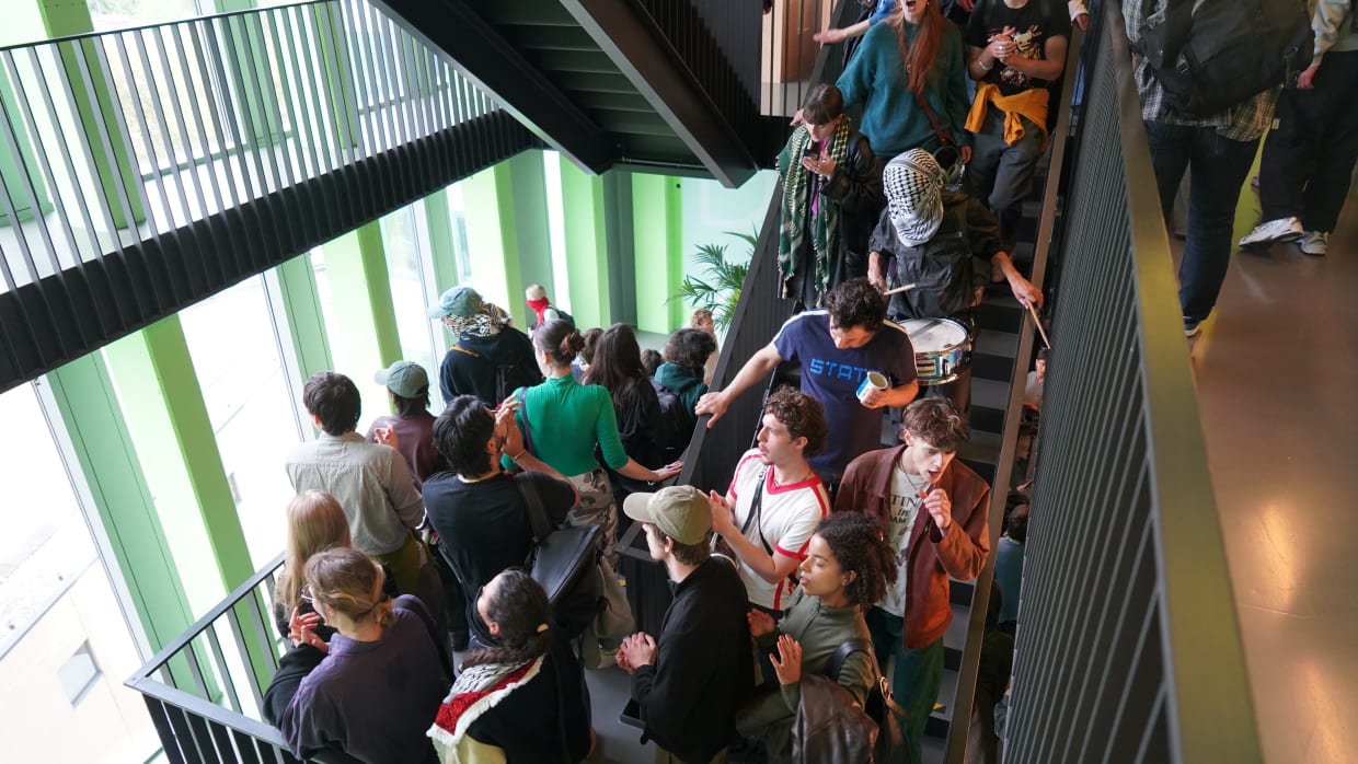 Teruglezen | Demonstratie voorbij: deelnemers weer uit ABC-gebouw 