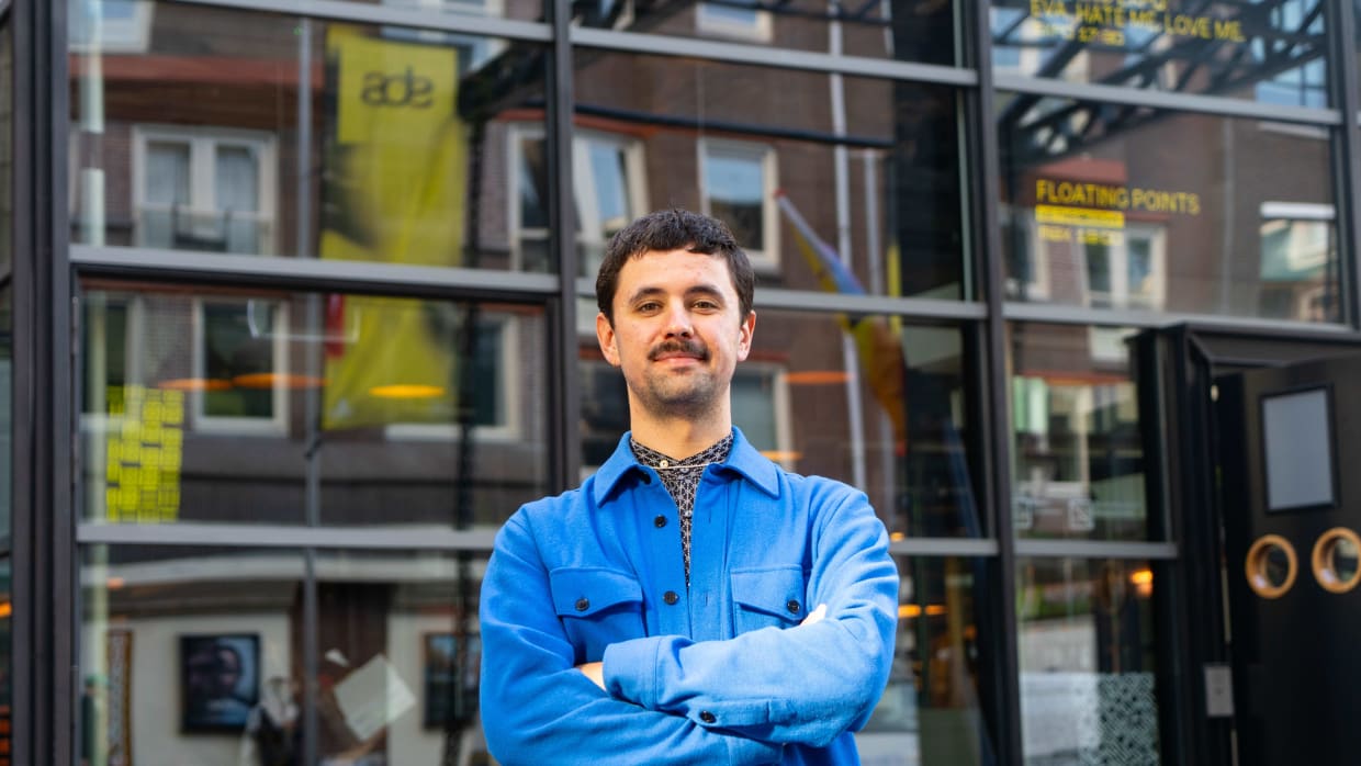 Voor zijn proefschrift bezoekt UvA-docent Sydney Schelvis zoveel mogelijk clubs tijdens ADE 