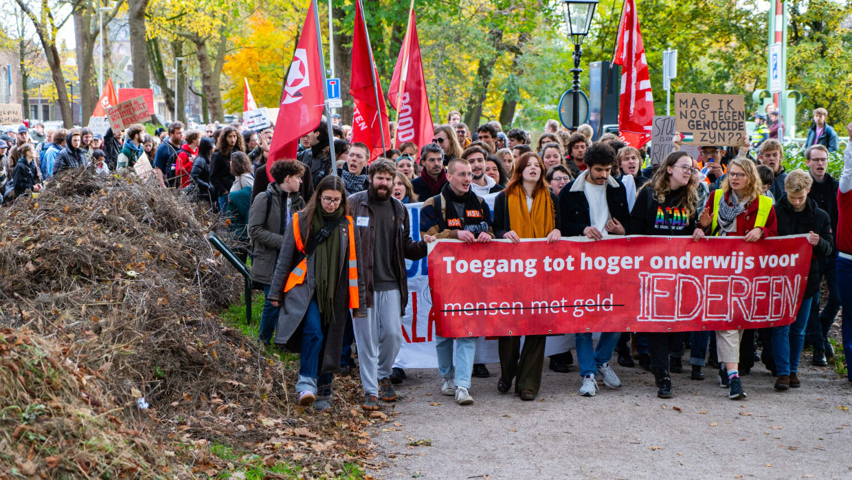 LSVb presents black book to politicians: &ldquo;Making the consequences of cuts tangible&rdquo;