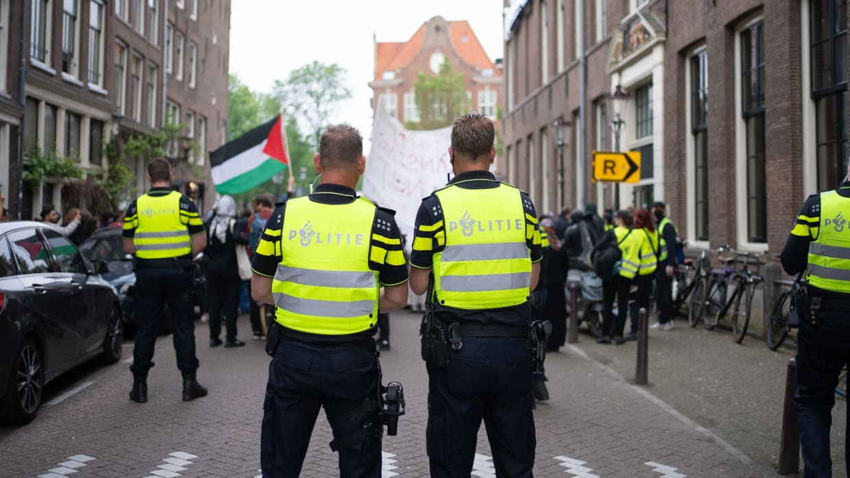 Politie bij pro-Palestina demonstratie op Binnengastterrein UvA in mei.