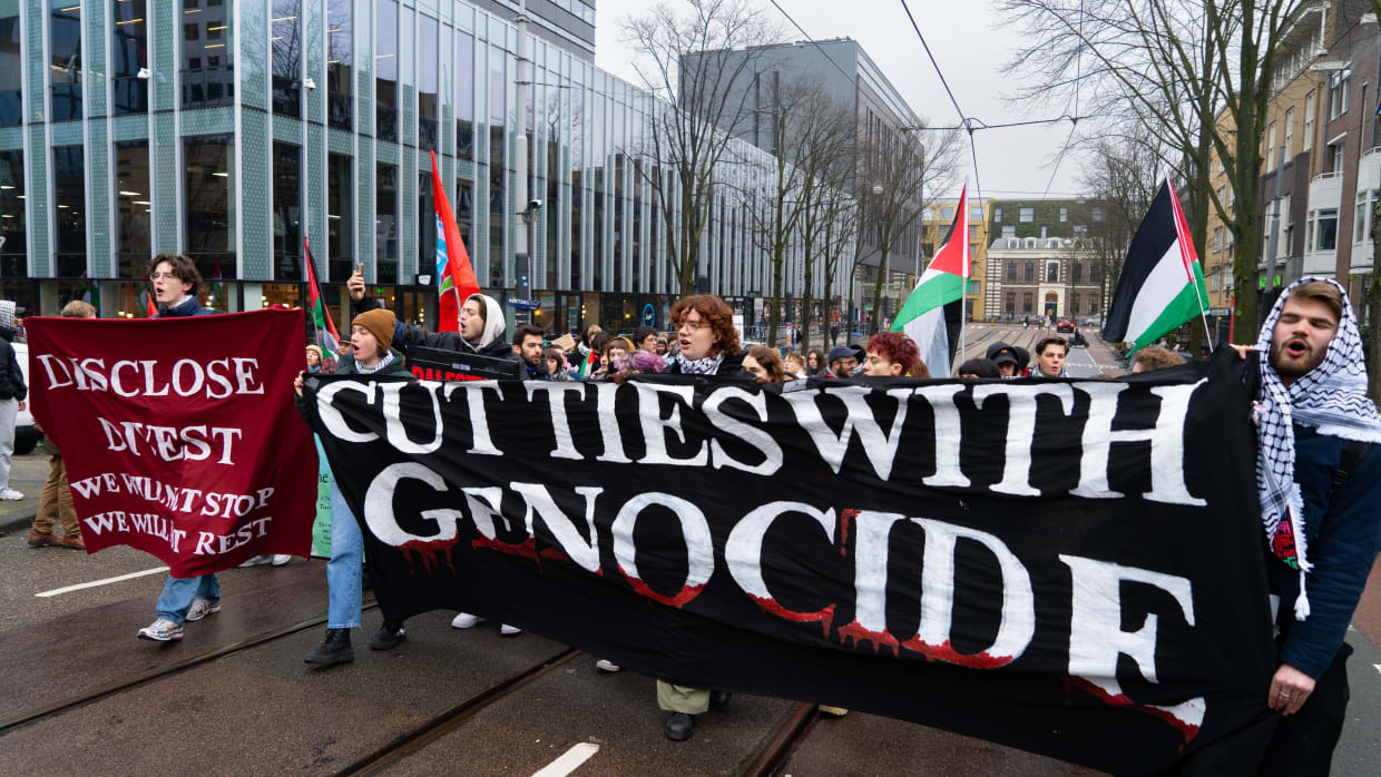 Pro-Palestinademonstranten op de Roeterseilandcampus van de UvA.