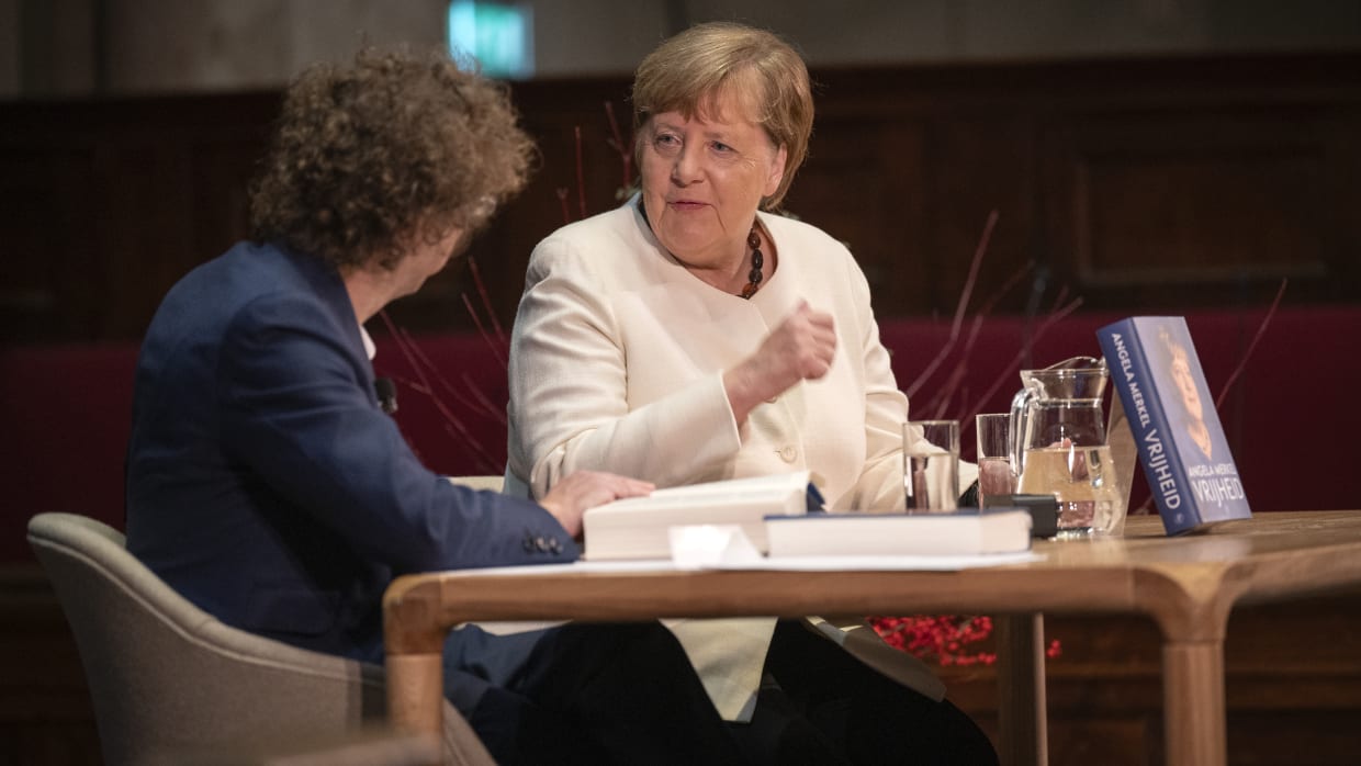 Angela Merkel in de Aula van de UvA: &lsquo;Er zal meer geld naar defensie moeten, en rap&rsquo;