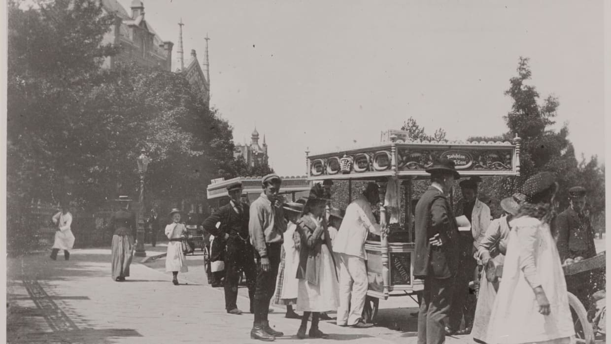 Visitors in Vondelpark around 1902