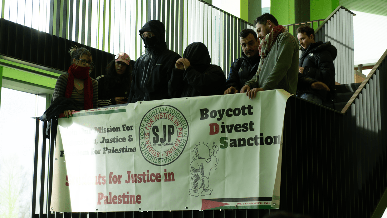 Demonstranten bij de ingang van De Brug afgelopen woensdag.