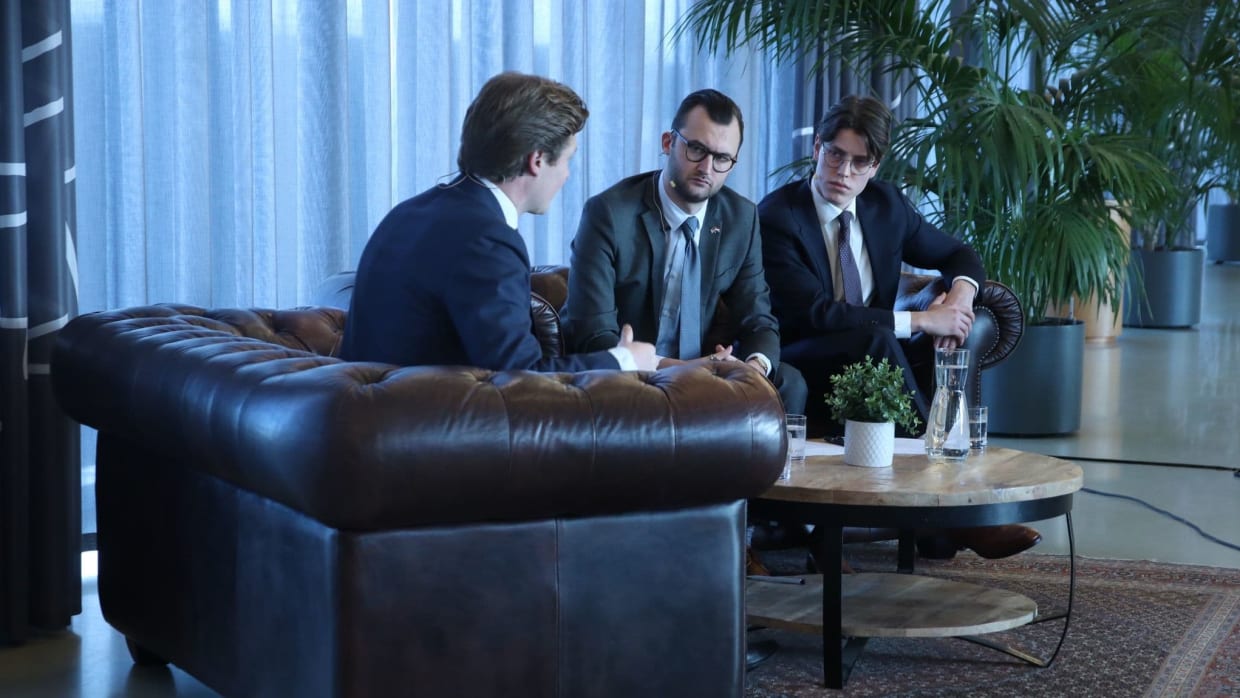 Minister Brekelmans van Defensie in gesprek met studenten van Room for Discussion.