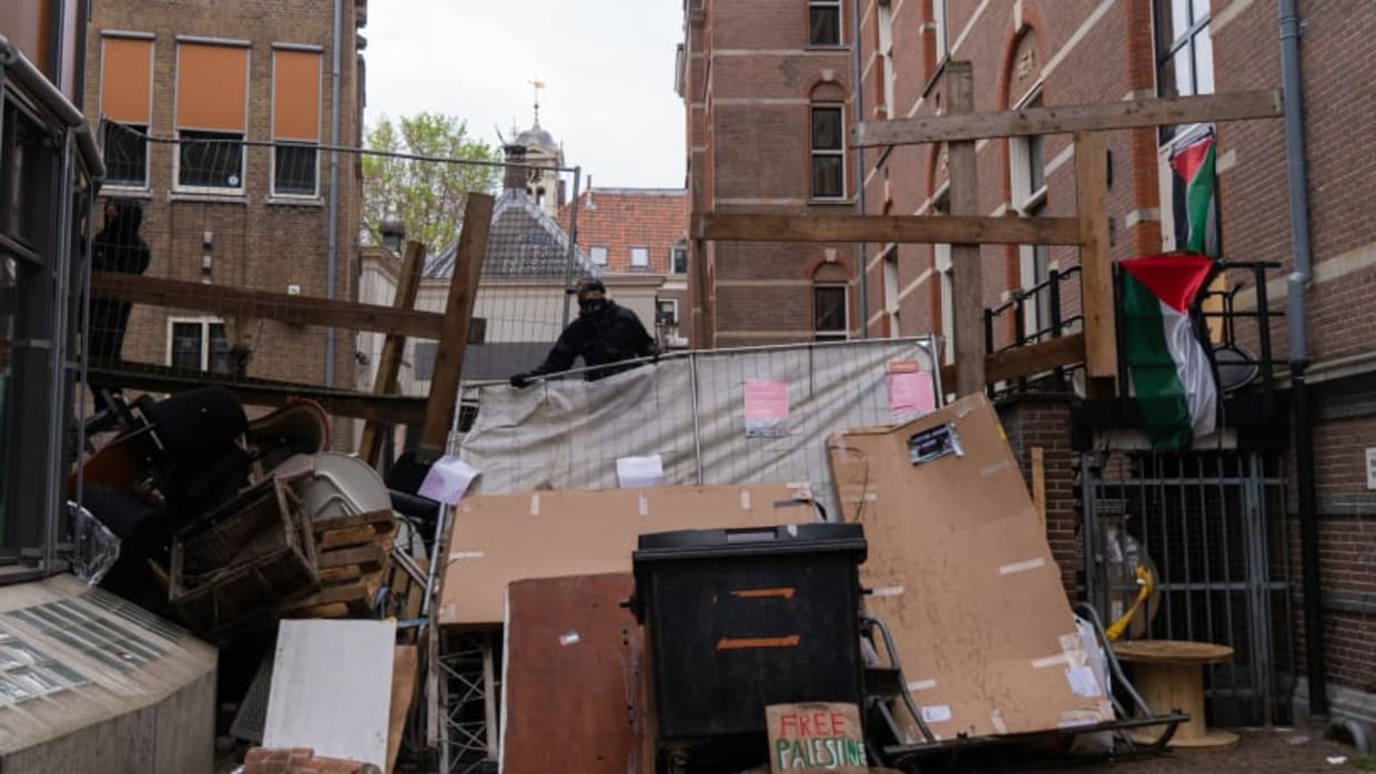 Pro-Palestinademonstranten werpen barricades op bij de Oudezijds Achterburgwal