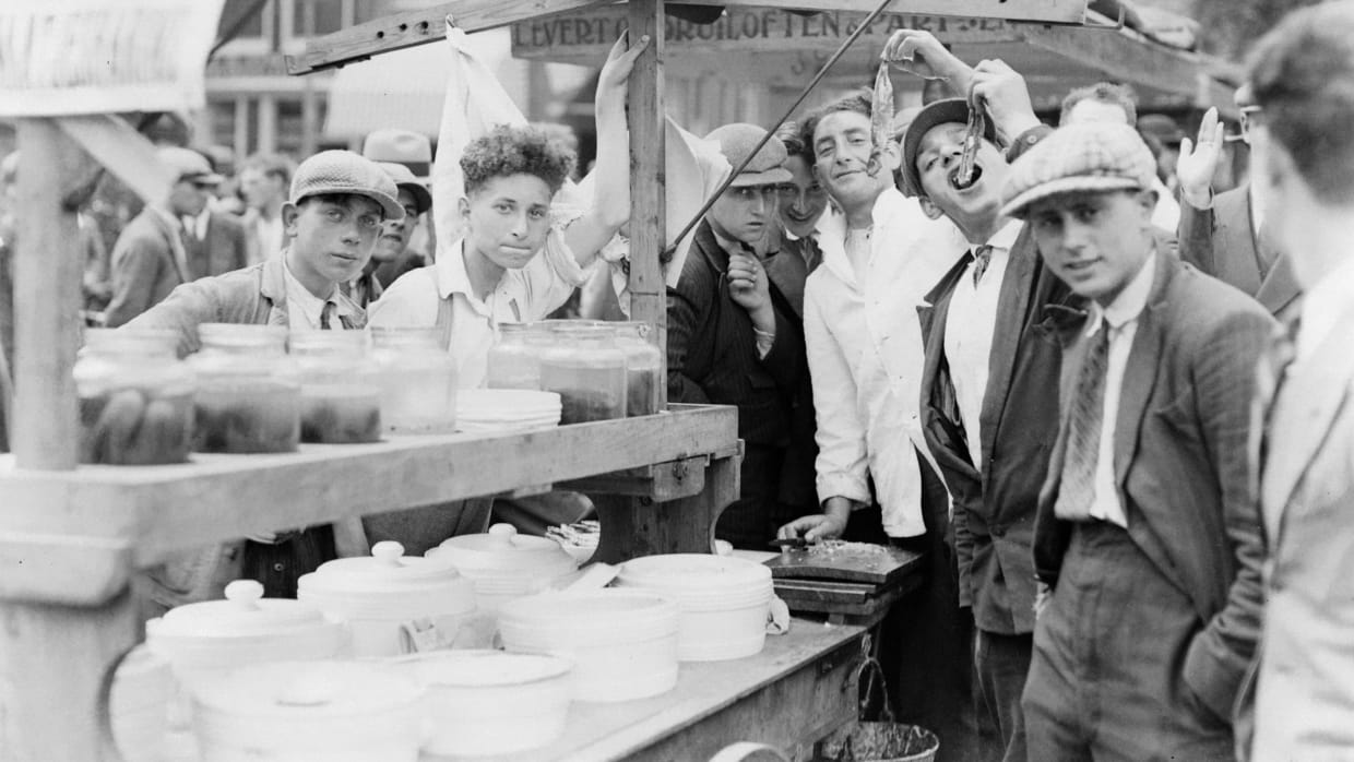 Haring eten op het Weesperplein in 1920.