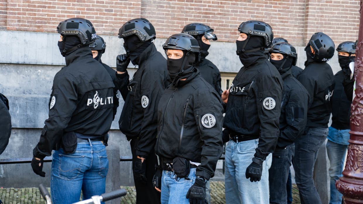 Leden arrestatieteam politie, deels in uniform