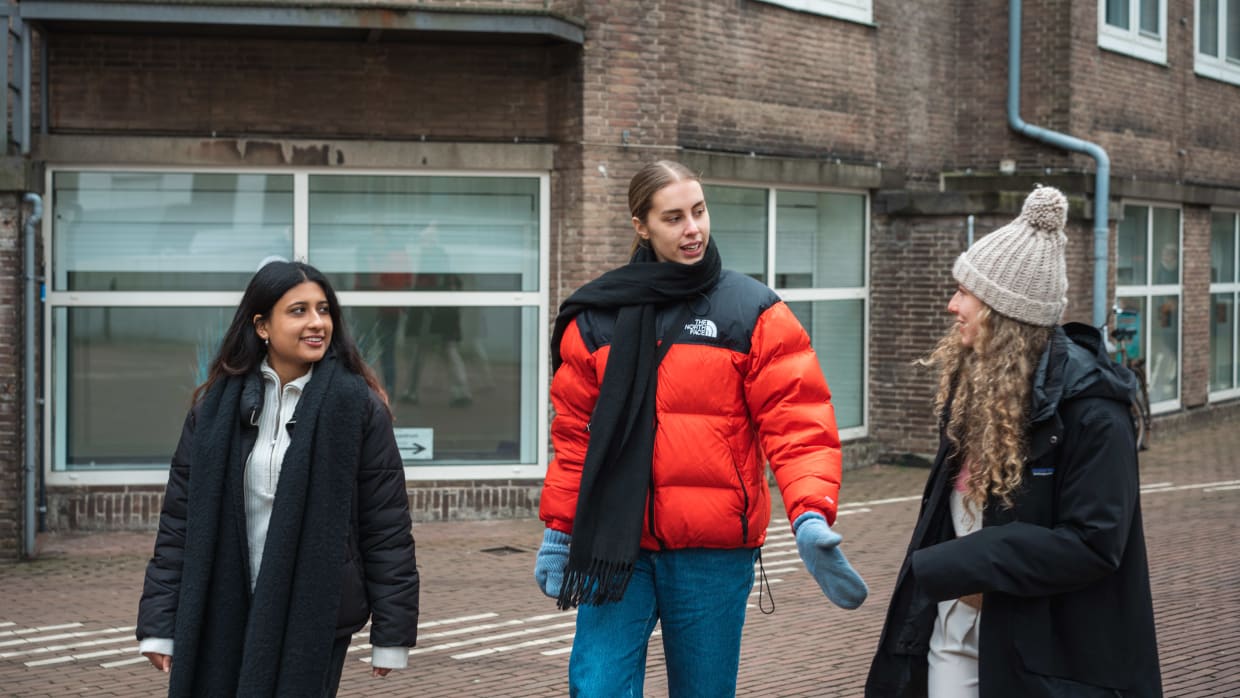 Studenten bij gebouw-G, het gebouw van psychologie.