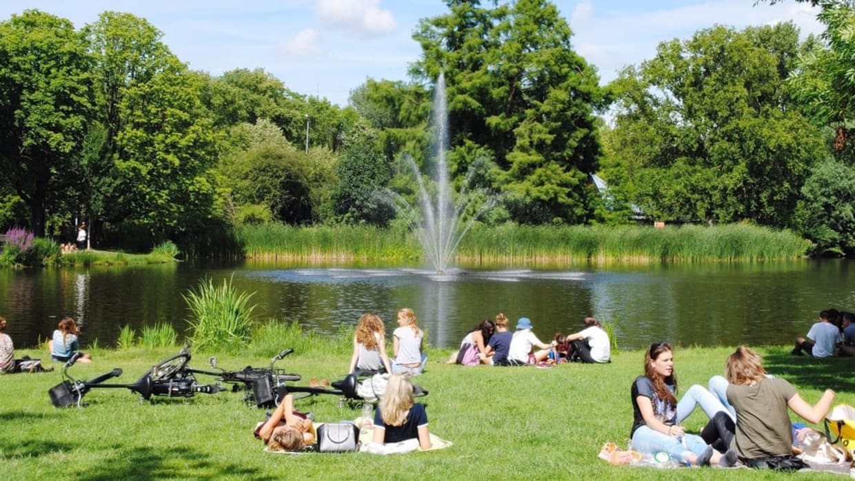 Acht vrije dagen vallen dit jaar op een doordeweekse dag. Slecht voor de economie? &lsquo;Zo simpel is het niet&rsquo;