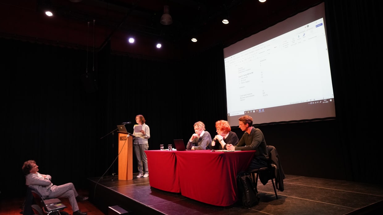 De bekendmaking van de uitslag in Crea met aan de tafel het Centraal Stembureau