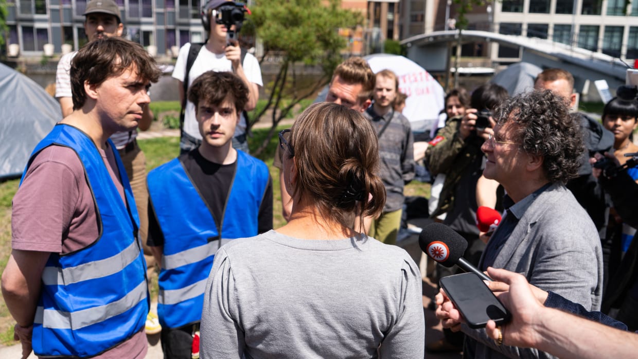 Rector Peter-Paul Verbeek en FMG-decaan Christa Boer