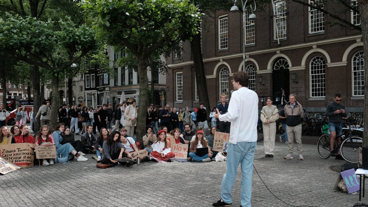 Cabareteske sit-in van theaterwetenschappers op het Spui