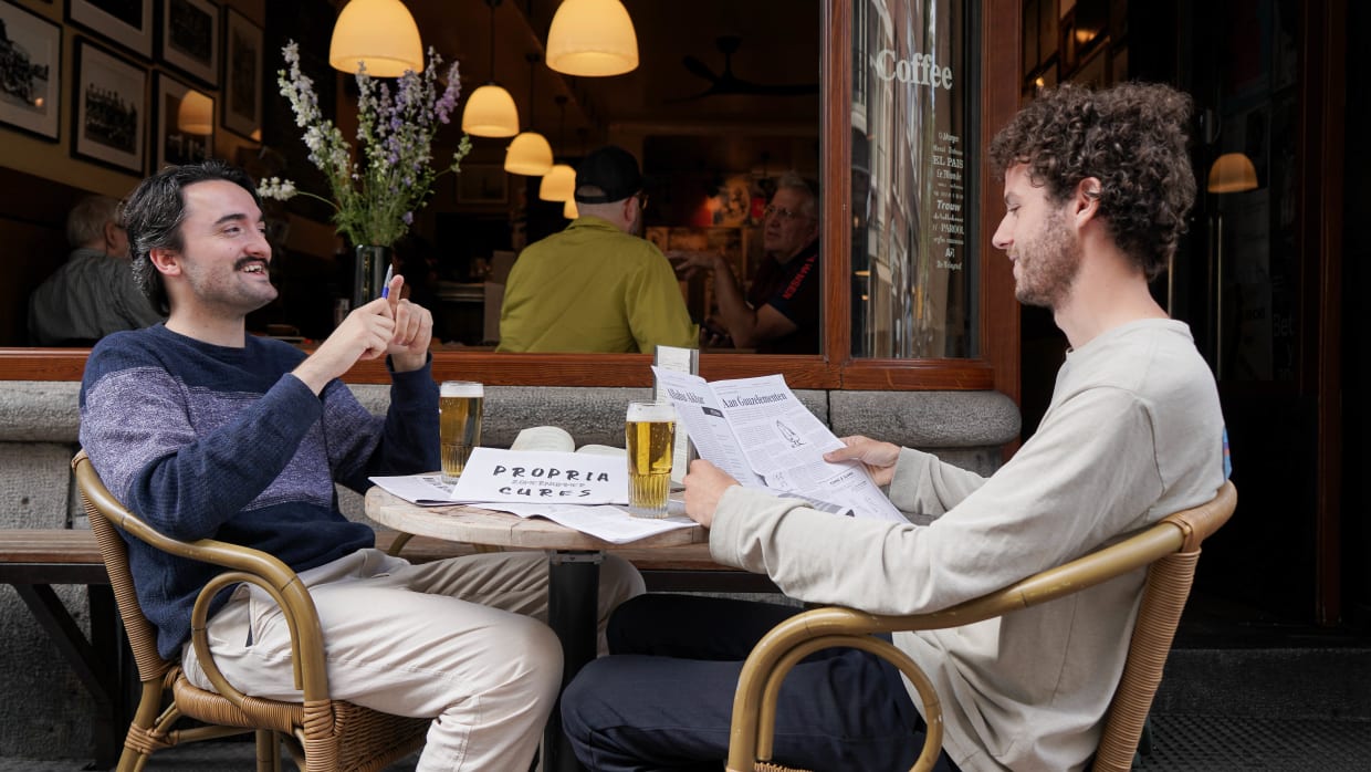 PC-redacteuren Willem Fintelman (links) en Ivar Staal (rechts) bespreken voorgaande PC-edities op het terras