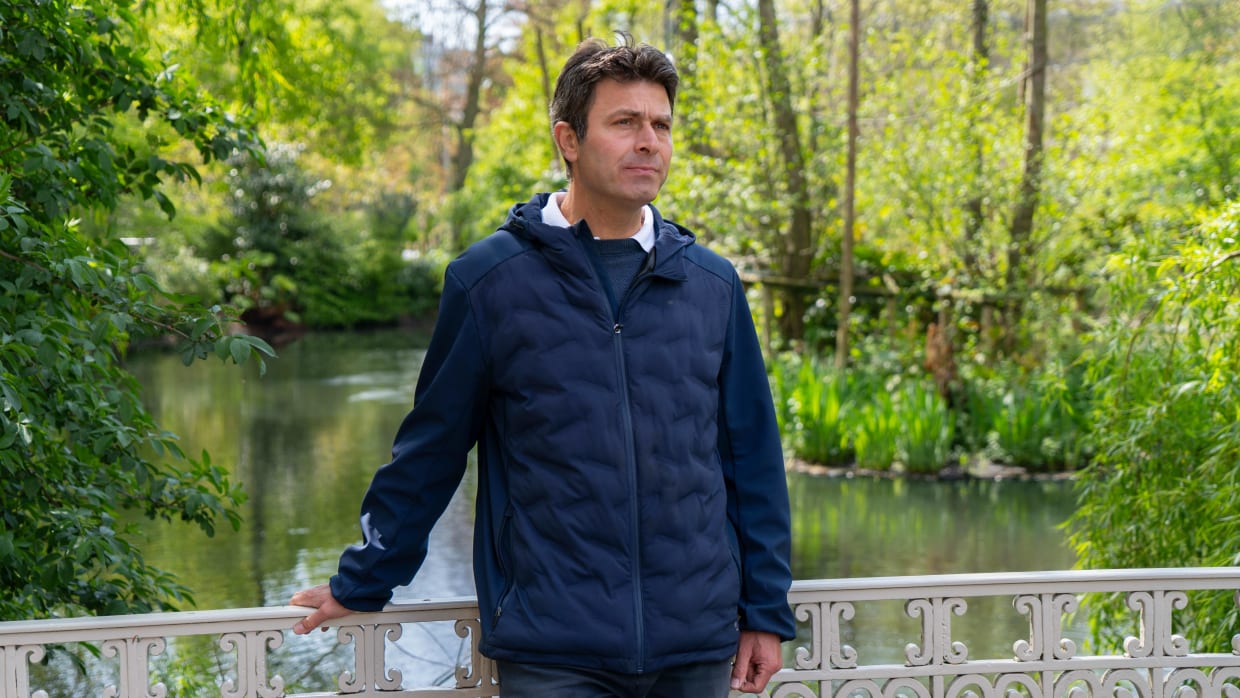 UvA scientist Willem Frankenhuis lived among zebras and monkeys as a child